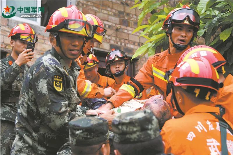 “英勇警察下水救援现场直击”