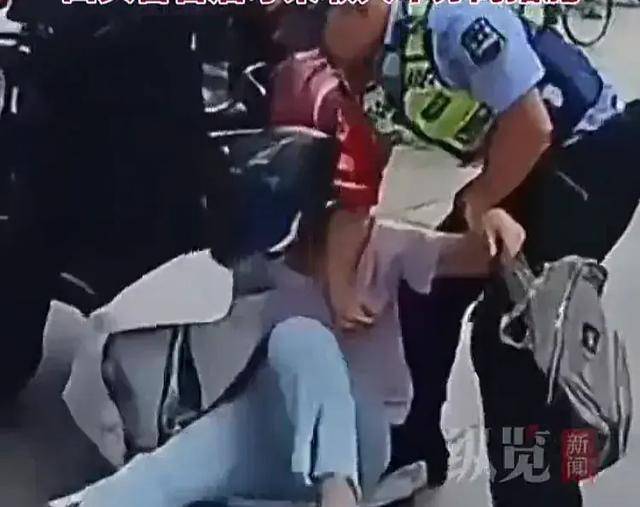 最新曝光：交警现场惊人抱摔女子事件引发热议